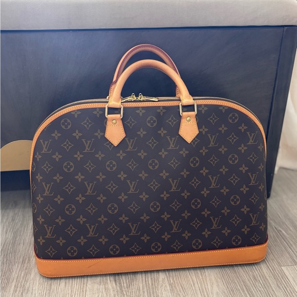 Authentic Louis Vuitton Alma Voyage MM travel unisex carry on - Picture 2 of 16